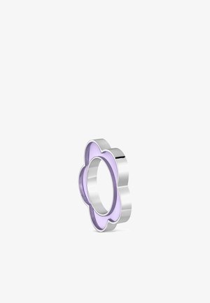 Bague en argent avec émail violet clair en forme de fleur aux pétales arrondies, debout sur un fond blanc.