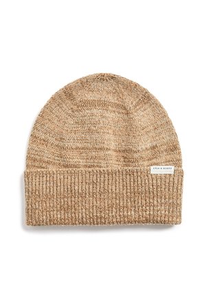 Strikket beige hue med opbukket kant og lille hvid label med teksten Lyle & Scott på højre side.