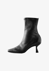 Kijelölve, black leather