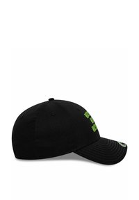 Gorra de béisbol negra con visera curva, que presenta texto de color verde brillante en la parte frontal y un acento de logo circular en el lateral.