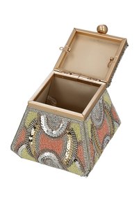 Perlenverzierte Metallbox mit goldfarbenem Verschluss. Verziert mit bunten Pailletten in Mustern aus Pink, Gelb und Silber. Strukturierte Außenseite.