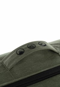 Borsa in tela verde oliva con finitura testurizzata, dotata di tre bottoni neri in alto e di una zip visibile.