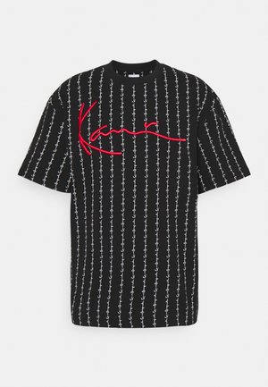 Sort t-shirt med hvide lodrette mønstre og et rødt skråskrift-logo. Løs pasform, rund halsudskæring og korte ærmer. Blød stofstruktur.