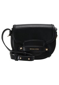 Sac en bandoulière en cuir noir avec quincaillerie dorée, accents en clous et fermeture à rabat. Dispose d'une sangle ajustable et d'un logo embossé.