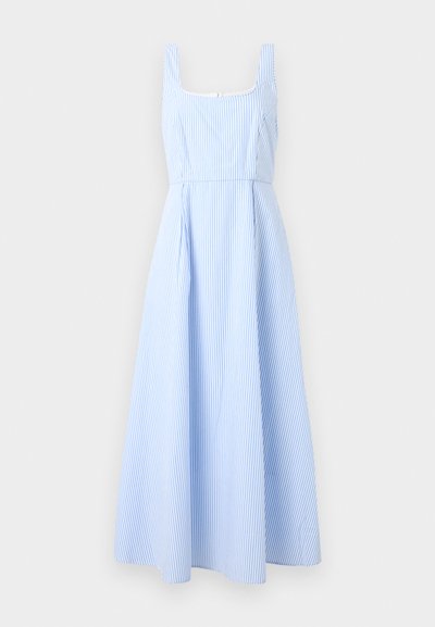 Robe sans manches à rayures verticales bleu clair et blanc, avec un col carré et une jupe midi évasée.