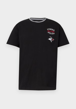 T-shirt nera a maniche corte con colletto a righe, scritta bianca e rossa "Iceberg Milano Italia" e grafica di una puzzola dei cartoni animati che tiene una mela rossa.