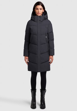 Zwarte pufferjas met een capuchon, doorgestikt patroon, knopen aan de voorkant en twee zijzakken. Knie-lang, gemaakt van glad, geïsoleerd materiaal.