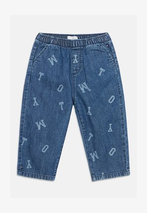 Pantalon en denim bleu pour enfants avec taille élastique et lettres bleu clair dispersées formant le motif ""TOMMY"" sur le tissu.