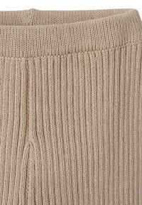 Beiger Rippenstrickstoff, der eine Nahaufnahme einer gefalteten Kante mit vertikalen und diagonalen Strickmustern zeigt.