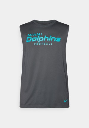Grå ærmeløs skjorte med "Miami Dolphins Football" i turkise bogstaver. Fremstillet af letvægtsstof med en glat overflade.