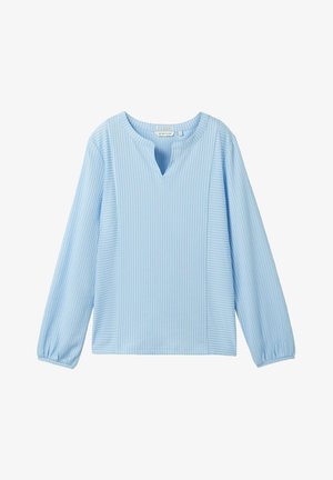 Cămașă albastru deschis cu mâneci lungi, decolteu în V și țesătură moale, texturată, având dungi verticale albe. Mansete elastice la încheieturi.