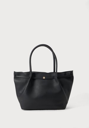 Zwart gestructureerde leren shopper met twee afgeronde handvatten en een klein gouden sluitinkje aan de voorkant tegen een effen achtergrond.