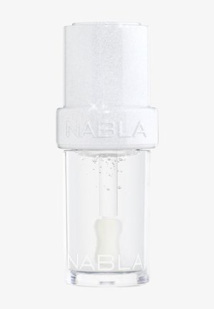 Klar glassflaske med en hvit glitrende hette, inneholder en hvit applikator. "NABLA"-logoen er tydelig vist på bunnen av flasken.