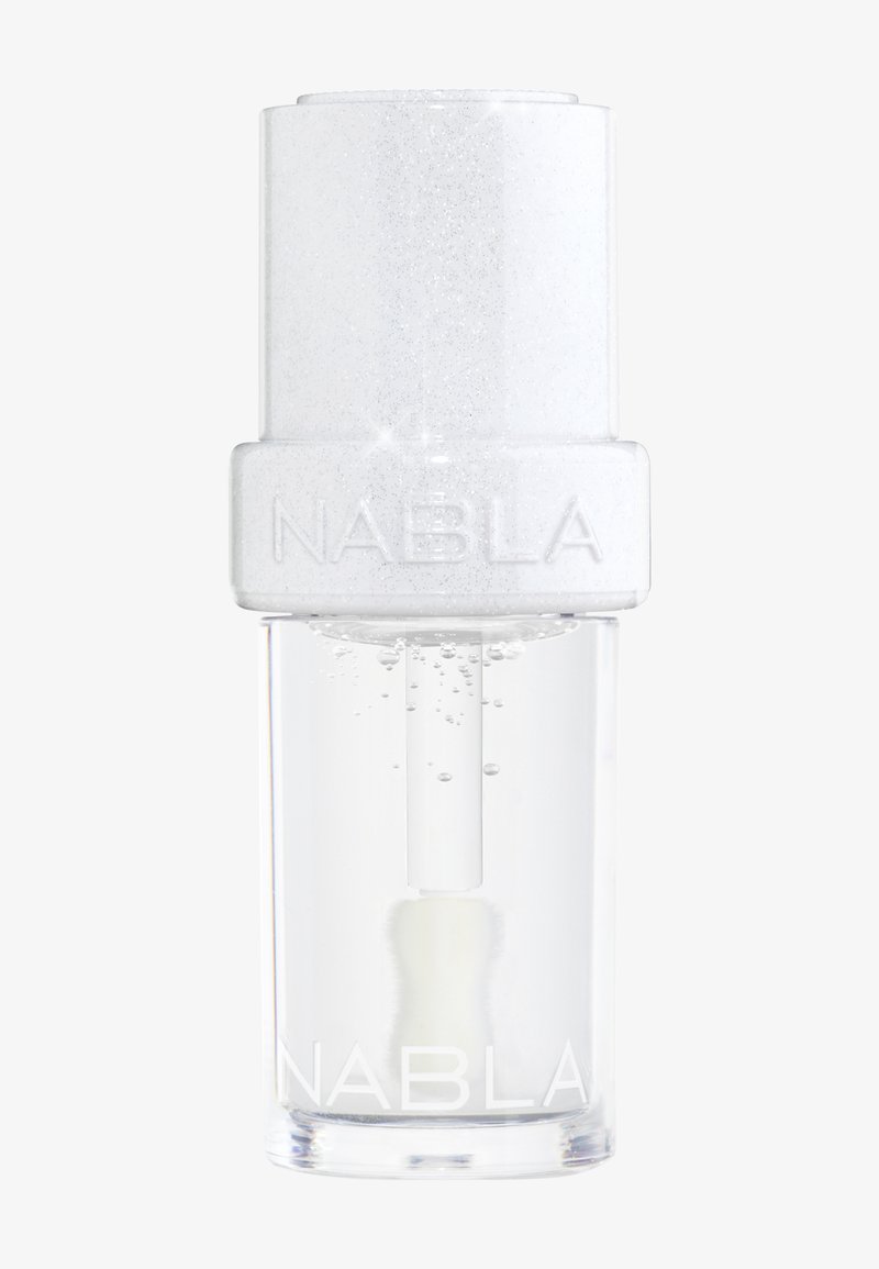 Bouteille en verre transparent avec un capuchon pailleté blanc, comportant un applicateur blanc à l'intérieur. Logo "NABLA" affiché en évidence sur le bas de la bouteille.