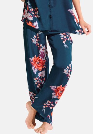 Ensemble de pyjama en satin à deux pièces en turquoise avec des motifs floraux rouges, blancs et roses. Haut ample avec des boutons ; pantalon à jambes larges.