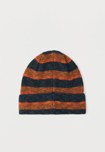 Πλεκτό σκουφάκι με πορτοκαλί και ναυτικό μπλε ρίγες, με ραβδωτή υφή και κωνικό πάνω μέρος. Κατασκευασμένο από μαλακό μαλλί.