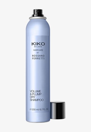Hellblaue Dose Kiko Milano Volume and Plump Trockenshampoo mit schwarzer Sprühdüse und danebenliegendem Deckel.