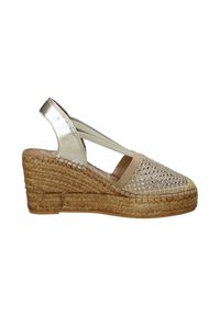 Sandalia espadrille de cuña con plataforma de yute trenzado, empeine de malla beige y tira metálica trasera.