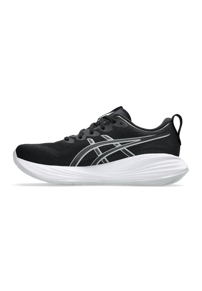 Chaussure de sport noire avec un dessus en tissu texturé, des accents rayés gris et une semelle courbée blanche pour un meilleur amorti et un soutien.