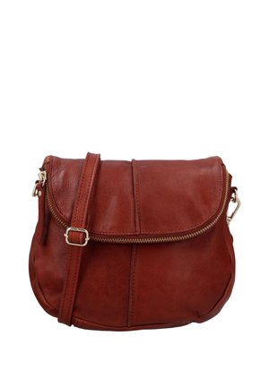 Braune Leder-Umhängetasche mit verstellbarem Riemen, geschwungenem Überschlag und goldfarbenen Reißverschlussdetails vor weißem Hintergrund.