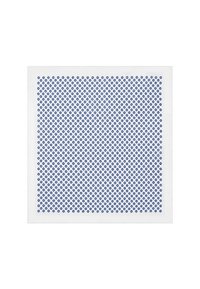 Biały materiał z powtarzającym się wzorem małych niebieskich kwiatów z okrągłymi środkami, równomiernie rozmieszczonymi na całej powierzchni.