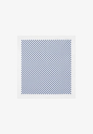 Biały materiał z powtarzającym się wzorem małych niebieskich kwiatów z okrągłymi środkami, równomiernie rozmieszczonymi na całej powierzchni.