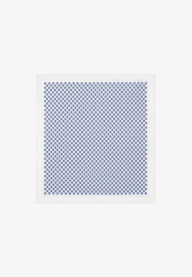 Biały materiał z powtarzającym się wzorem małych niebieskich kwiatów z okrągłymi środkami, równomiernie rozmieszczonymi na całej powierzchni.