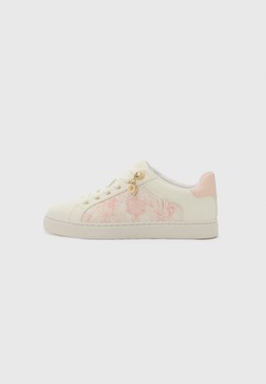 Baskets blanches avec un motif floral rose sur le côté, accents en matériel doré et un tirant de talon rose clair. Matériau doux et forme arrondie.
