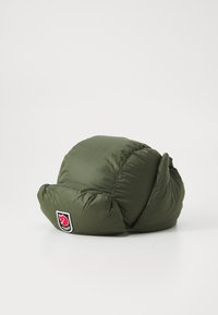 Olijfgroene pufferhat met een opgevouwen rand, voorzien van een ronde merkpatch met een rood logo aan de voorkant, met een textuur en geïsoleerd ontwerp.