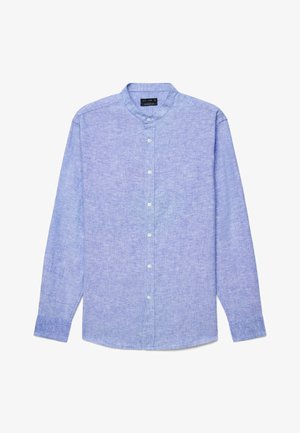 Hellblaues, langärmliges Hemd mit Knopfleiste, Stehkragen und einem dezenten strukturierten Stoffmuster.