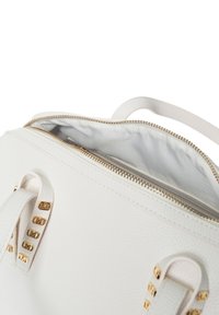 Borsa a tracolla in pelle bianca con finiture in oro, manici doppi e chiusura con zip. Interno foderato in tessuto chiaro.