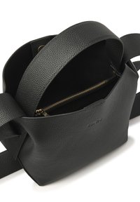 Zwarte leren tas met een gestructureerde oppervlakte, ongestructureerde vorm en een afsluitbare bovenkant met rits. Voorzien van een brede schouderband en een ingegraveerd logo.