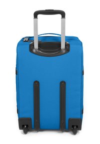 Blauwe zachte koffer met intrekbare aluminium handgreep, zwarte accenten, twee soepel rollende wielen en ritssluiting. Buitenzijde van getextureerde stof.