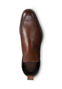 Bruine leren enkelboot met een ronde neus, elastische zijpanelen en een pull tab bij de hiel. Glad textuur met minimale stikdetails.