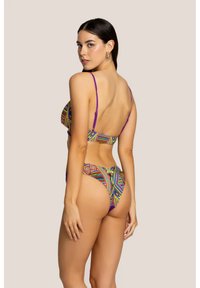 Bikini multicolore con motivi geometrici, spalline regolabili viola e copertura posteriore moderata. Texture liscia e design aderente.