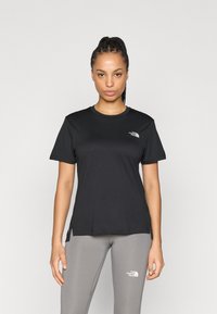 Μαύρο κοντομάνικο μπλουζάκι από απαλό ύφασμα, με μικρό λευκό λογότυπο στο αριστερό στήθος και στρογγυλή λαιμόκοψη.