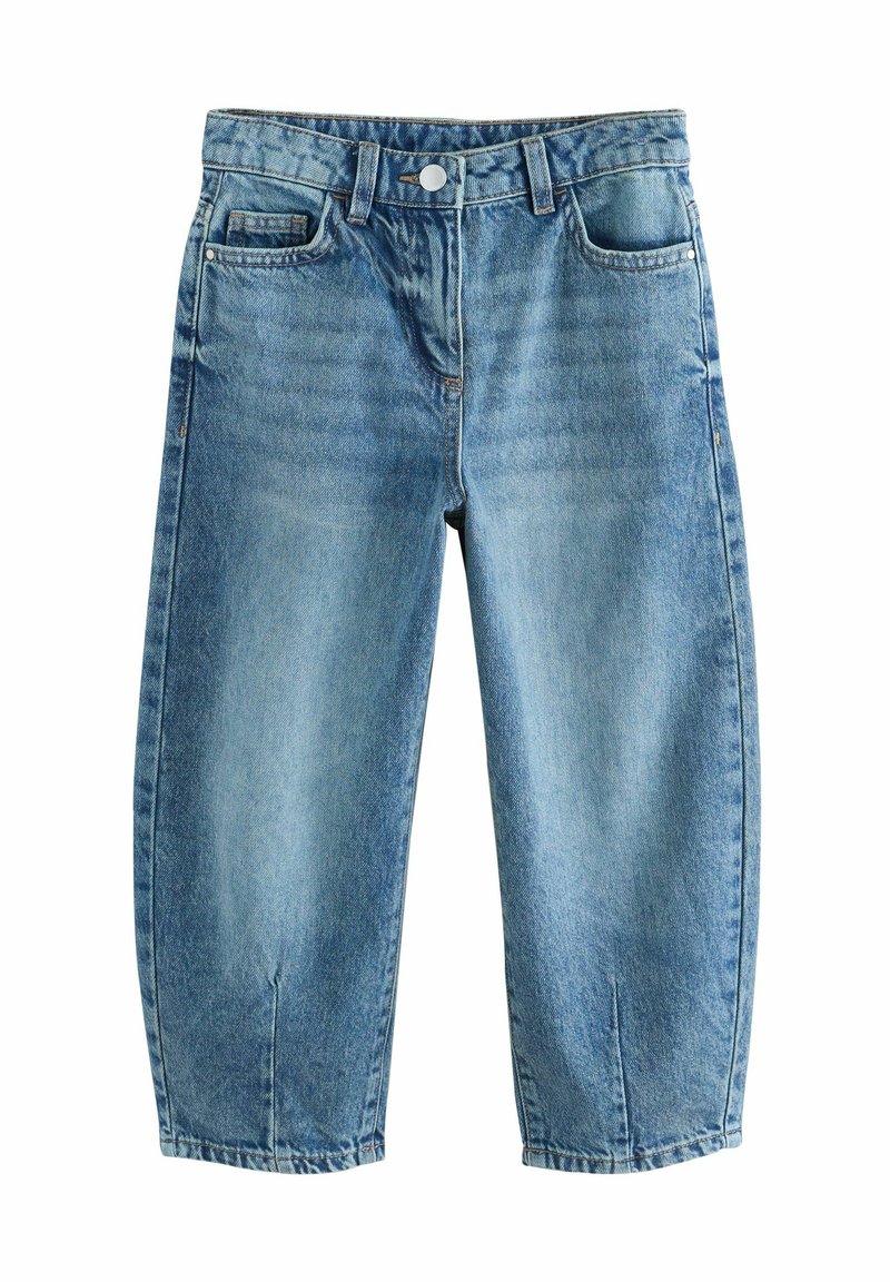 Jean en denim bleu clair avec une coupe décontractée, comportant cinq poches, une fermeture à bouton, et des ourlets se terminant au-dessus de la cheville. Texture douce.
