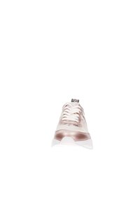 Scarpa sportiva elegante con un esterno in pelle bianco e oro rosa lucido, caratterizzato da un motivo testurizzato e lacci bianchi. Punta arrotondata e linguetta imbottita.