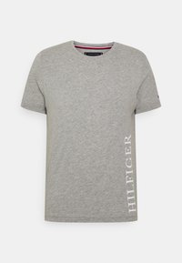 Graues kurzärmeliges T-Shirt aus Baumwolle mit Rundhalsausschnitt und vertikal in Weiß auf der linken Seite bedrucktem "HILFIGER".
