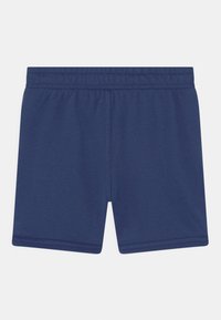 Námořnické modré šortky s elastickým pasem, s jednoduchým švem a bez viditelných log nebo vzorů, zobrazené na bílém pozadí.