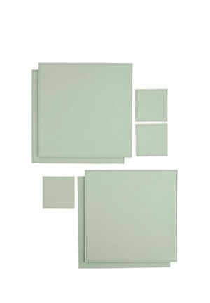 Sei sottobicchieri quadrati in pelle verde pallido di due dimensioni, disposti con coppie più grandi sovrapposte e quadrati più piccoli separati su sfondo bianco.