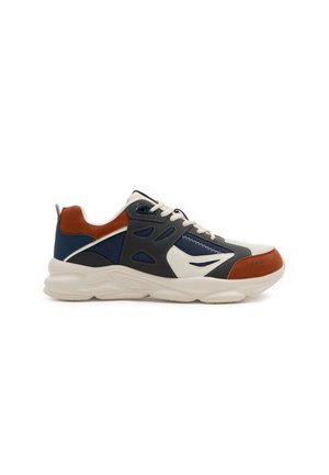 Zapatillas deportivas que combinan materiales en tonos marrón, navy y gris. Paneles de malla, cordones y suela de goma texturizada. Diseño de puntera redondeada.
