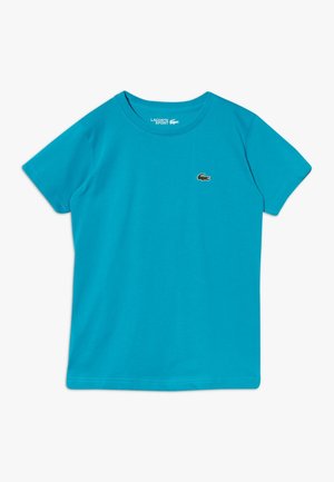 Turkis bomulds-T-shirt med klassisk rund halsudskæring, korte ærmer og et lille grønt logo broderet på brystet.