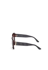 Sunglasses med skjoldpaddefront, sorte mønstrede stænger med et logo, guldfarvet hardware og mørkt tonede linser.