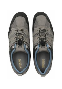 Scarpe da trekking grigie in mesh e sintetiche con suole nere, dotate di lacci elastici, chiusura a clip e dettagli blu attorno alle aperture.