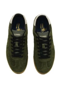 Sneaker verde in suede con lacci neri, suola in gomma e colletto imbottito. L'inserto presenta un marchio dorato. Parte superiore strutturata con linguetta liscia.