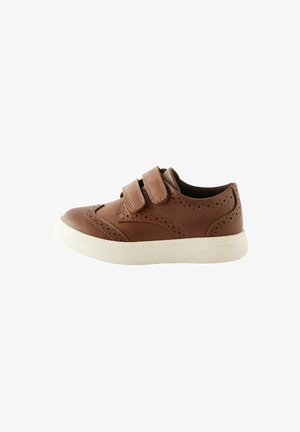 Sneaker in pelle marrone con dettagli perforati, due strap in velcro e suola in gomma bianca. Texture liscia con punta arrotondata e profilo basso.