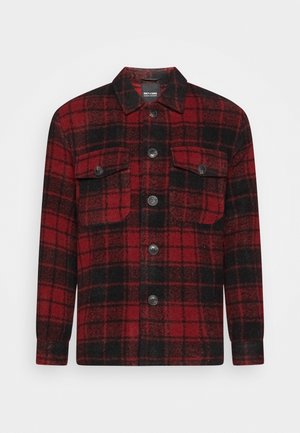 Rød og sort ternet overshirt lavet af en uldblanding, med knapper foran, to brystlommer og en skræddersyet krave.