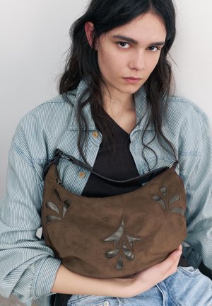 PULL&BEAR SHOPPER - Geantă de mână - brown