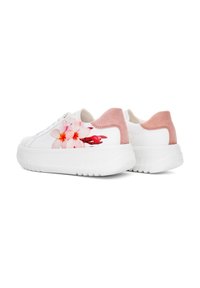 Sneaker bianchi con accenti in suede rosa sul tallone e un design floreale con fiori rosa e rossi sui lati. Suola in gomma spessa e texturizzata.